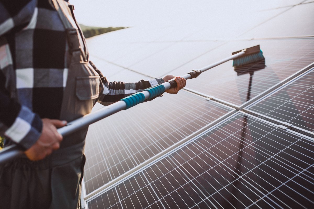 Nettoyage écologique des toitures et panneaux solaires.
